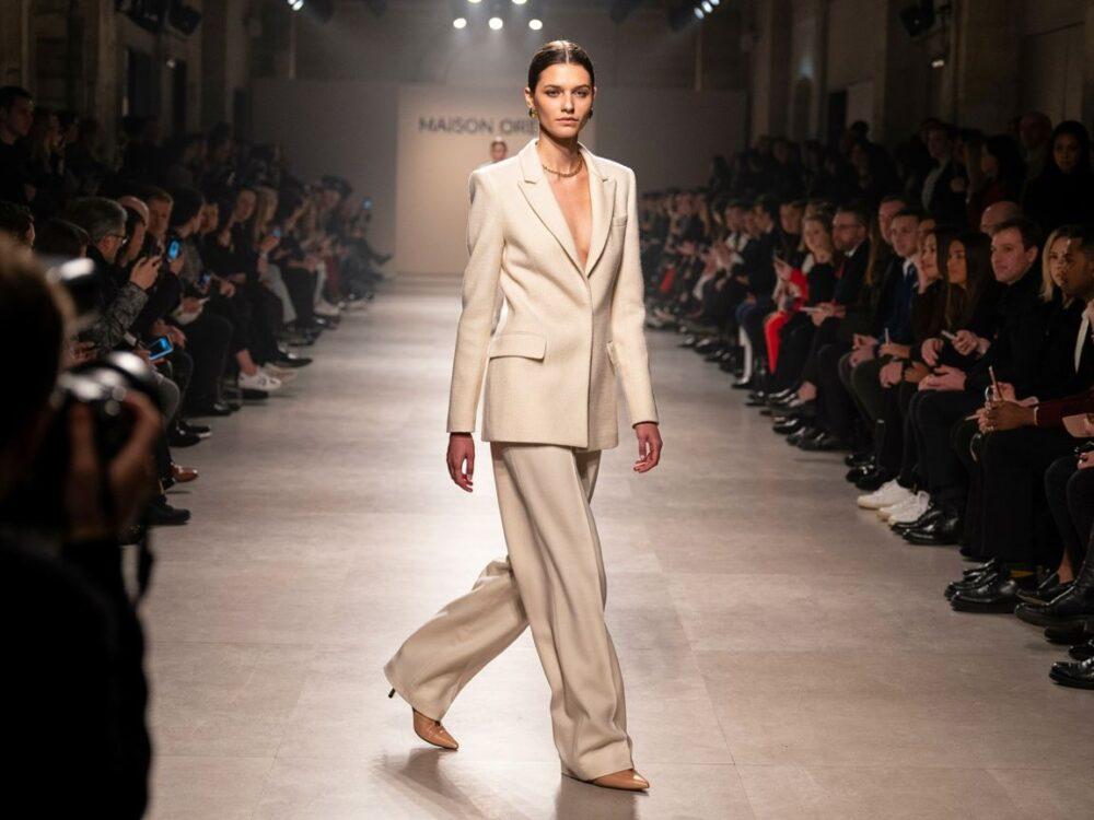 modelka w eleganckiej sukni
