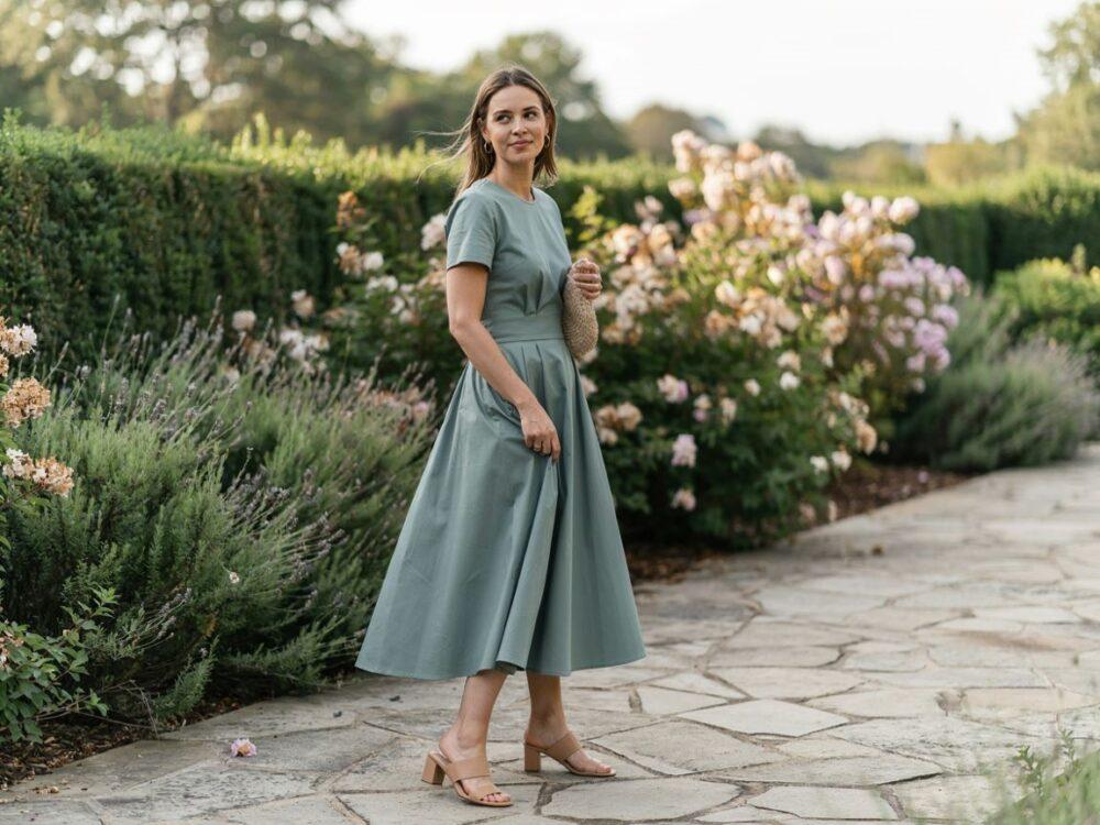 modelka w sukience taliowanej
