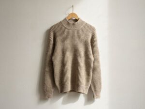 modny sweter w kratę pepitkę  