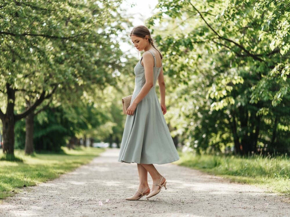 sukienka do połowy łydki na modelce